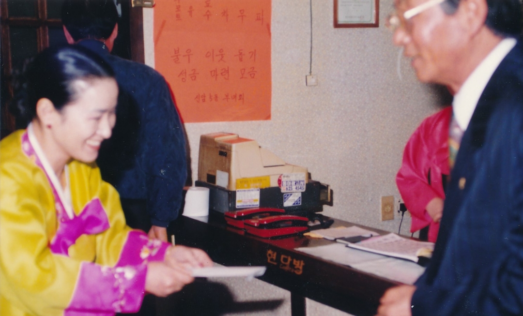 1994.12.1. 신암5동 부녀회 불우이웃돕기성금 마련을 위한 일일찻집 방문 격려 2번째 파일