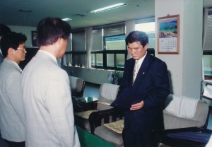 1995.8.8. 1994회계년도 결산검사위원 위촉장 전달(의장집무실) 첨부파일