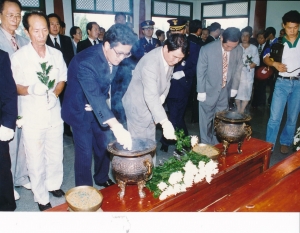1995.8.15 손영수 의장 선열공원 헌화 첨부파일
