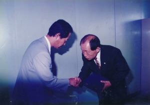 1997.6.24. 도시건설위원회 공무원 감사패 전달 첨부파일
