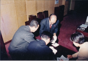 1998.12.19. 99년도 세입세출 수정예산안 수정동의(안) 표결 첨부파일