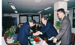 2001.12.12. 경산시 의회 의장 외 3인 내방 첨부파일